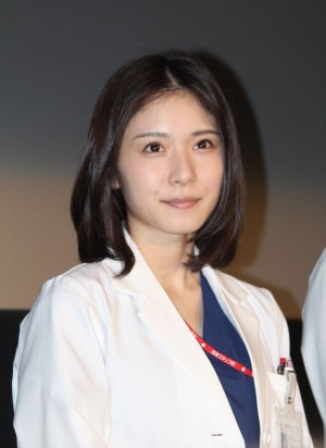 ドラマ『コウノドリ』の舞台挨拶に登壇した松岡茉優