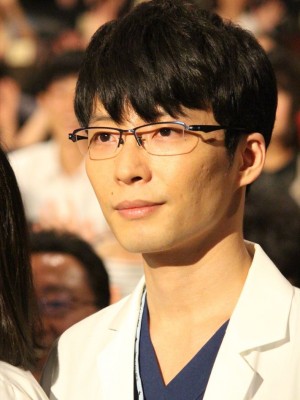 ドラマ『コウノドリ』の舞台挨拶に登壇した星野源