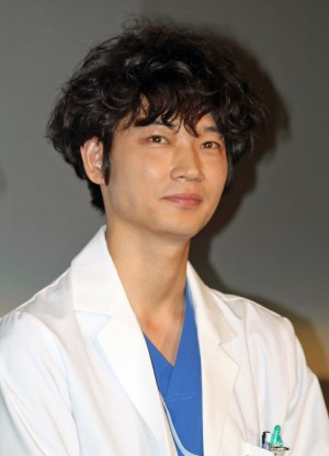 ドラマ『コウノドリ』で初の単独主演を務める綾野剛