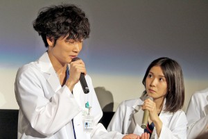 ドラマ『コウノドリ』の舞台挨拶に登壇した綾野剛＆松岡茉優