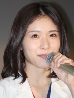 ドラマ『コウノドリ』の舞台挨拶に登壇した松岡茉優