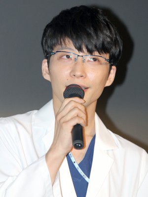 ドラマ『コウノドリ』の舞台挨拶に登壇した星野源