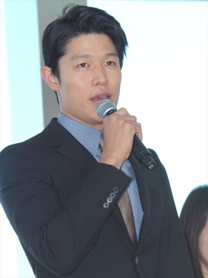 鈴木亮平、ドラマ『結婚式の前日に』制作発表会にて