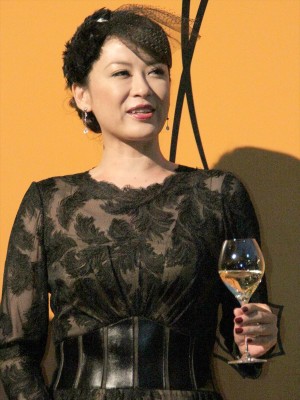 鈴木砂羽、「ヴーヴ・クリコ」期間限定ラウンジ・オープン記念イベントにて