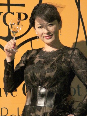 鈴木砂羽、「ヴーヴ・クリコ」期間限定ラウンジ・オープン記念イベントにて