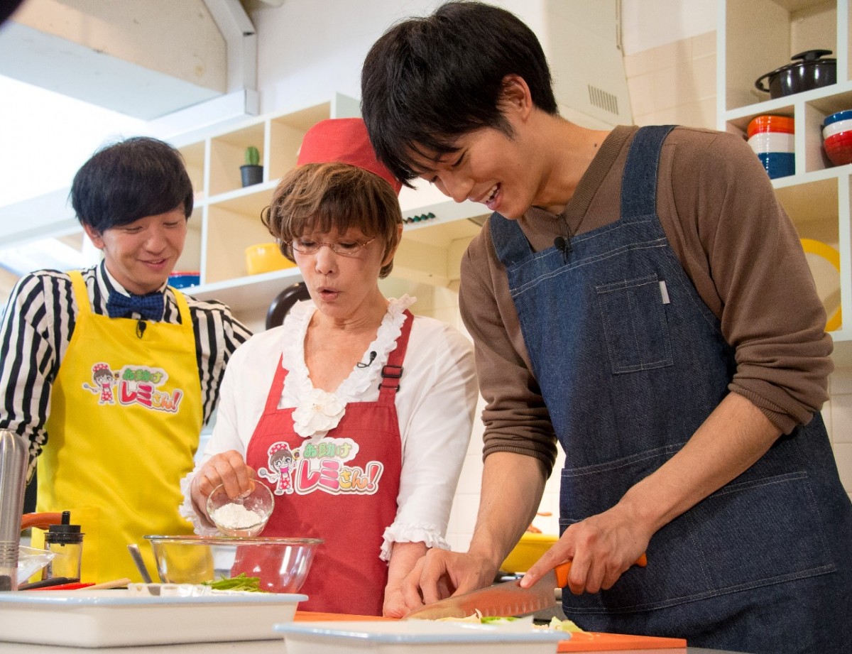 松坂桃李、平野レミ大暴走に「激流に飲み込まれた」“男のモテ料理”でエプロン姿披露