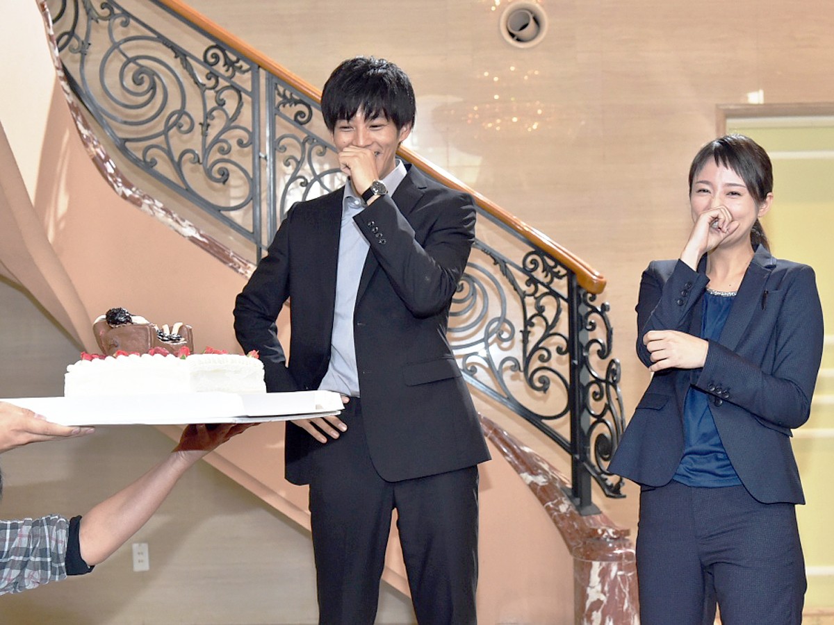 松坂桃李キスシーン再現ケーキに大照れ『サイレーン』木村文乃とのWバースデー