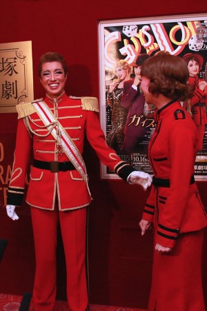 「ガイズ＆ドールズ」囲み取材の様子