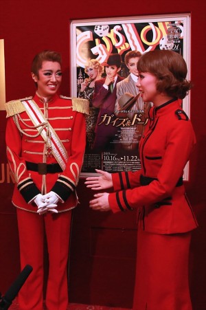 「ガイズ＆ドールズ」囲み取材の様子