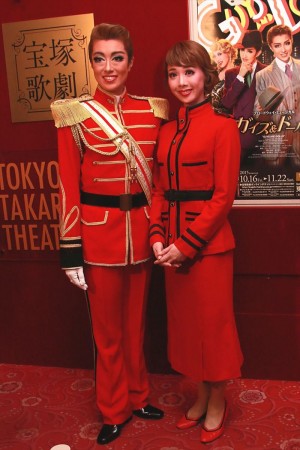 「ガイズ＆ドールズ」囲み取材の様子