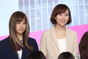 ドラマ『サムライせんせい』制作発表会見に登壇した比嘉愛未、黒島結菜