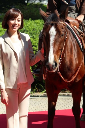 ドラマ『サムライせんせい』制作発表会見に登壇した比嘉愛未