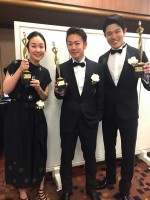 鈴木亮平、佐藤健＆黒木華と『天皇の料理番』3ショット　トロフィーを手に受賞喜ぶ