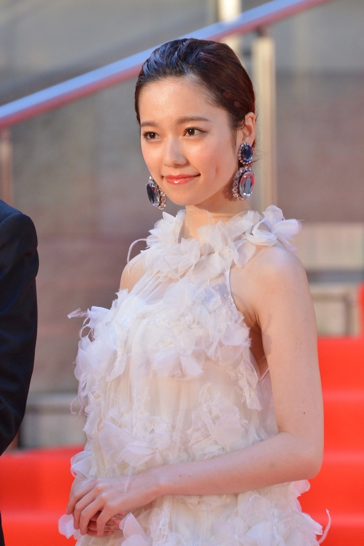 ＜TIFF2015＞AKB島崎遥香、可憐な白ドレス姿で主演ホラーをアピール