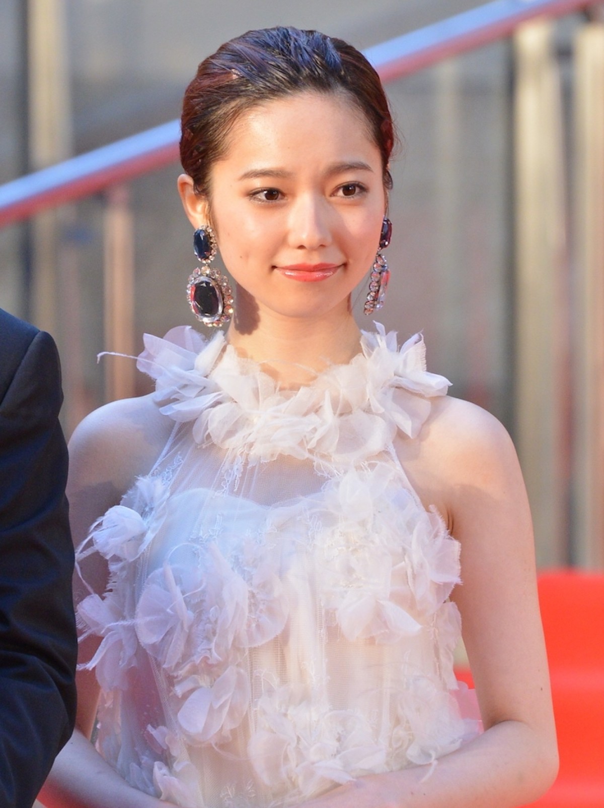 ＜TIFF2015＞AKB島崎遥香、可憐な白ドレス姿で主演ホラーをアピール