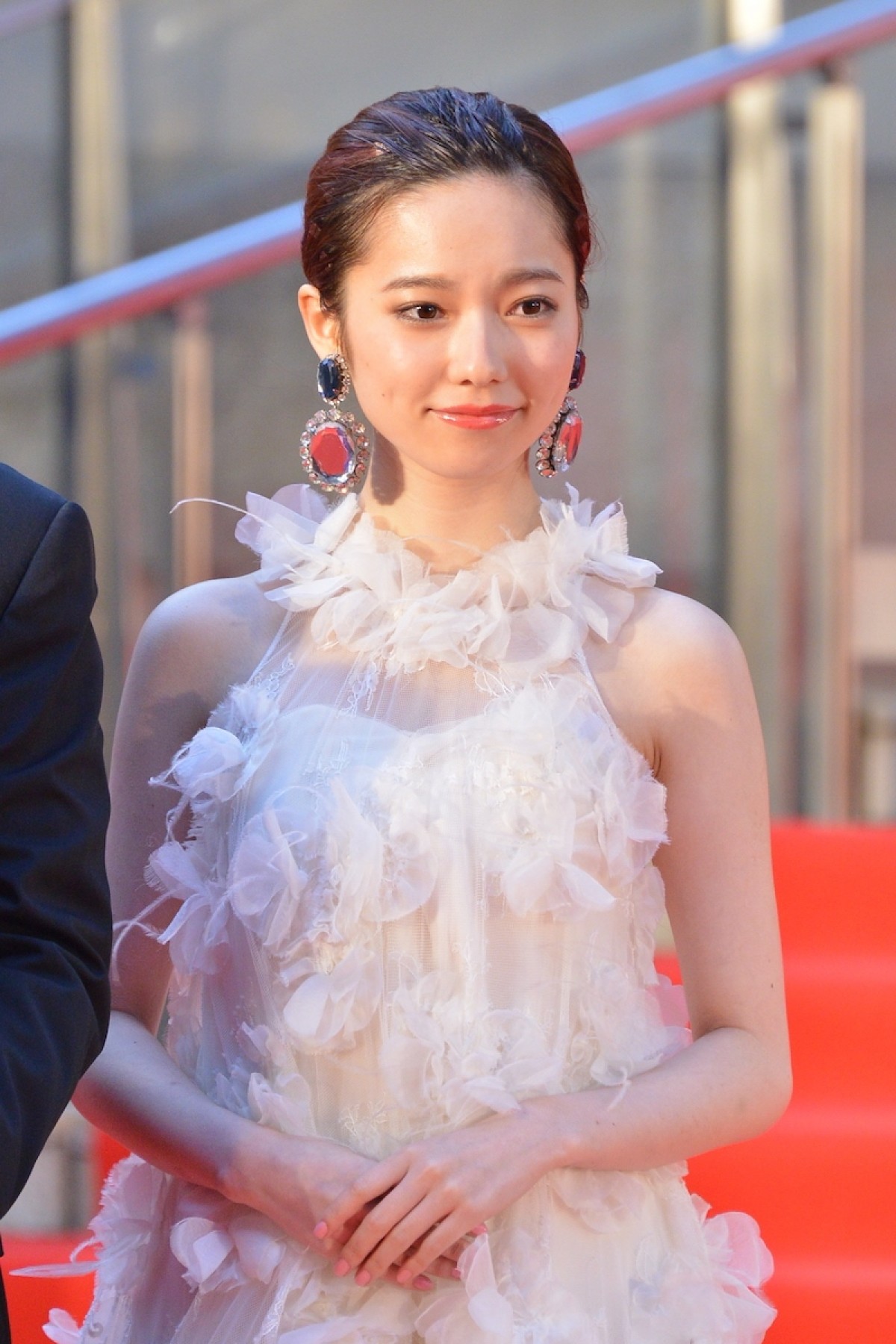 ＜TIFF2015＞AKB島崎遥香、可憐な白ドレス姿で主演ホラーをアピール