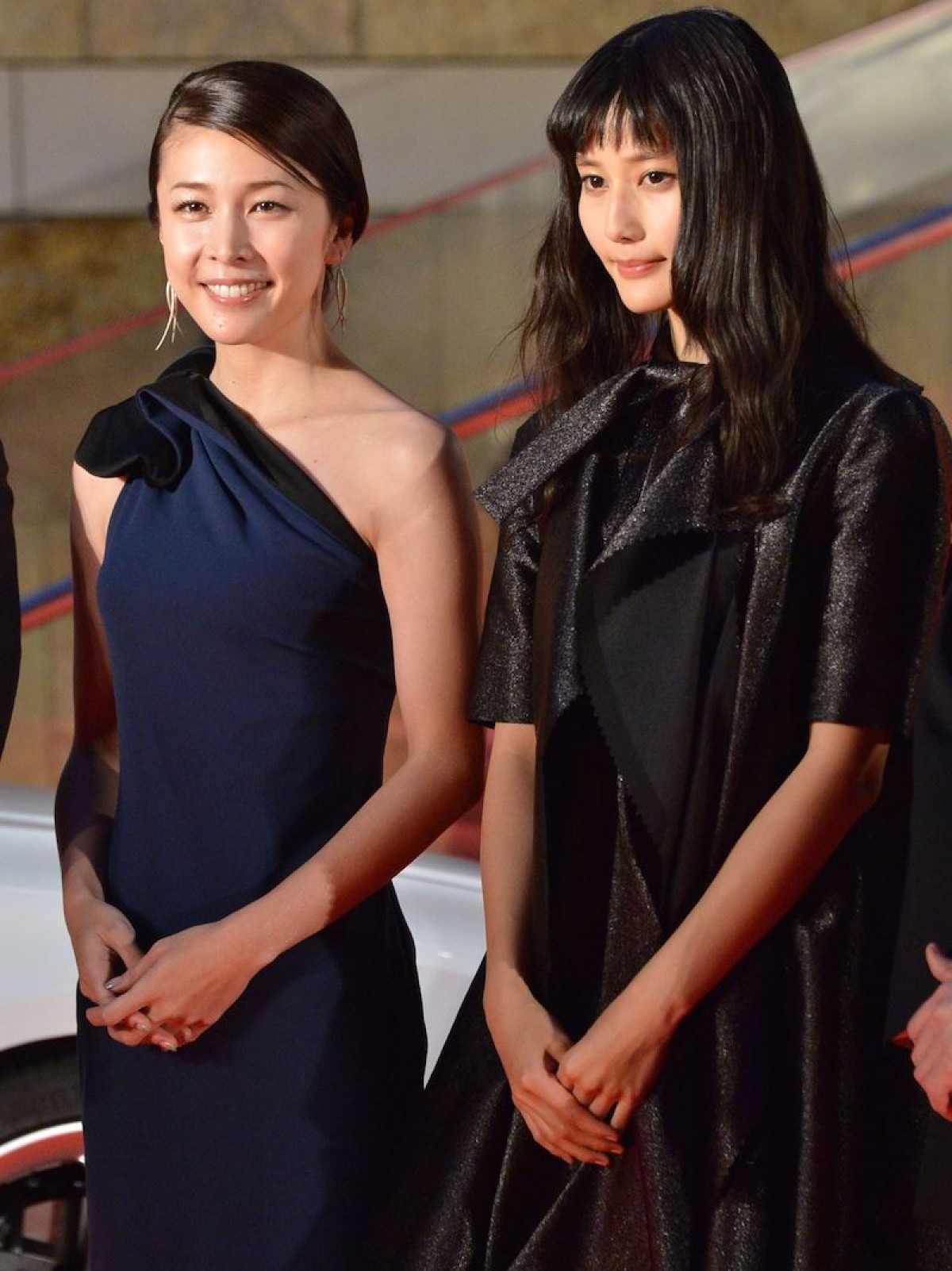 ＜TIFF2015＞竹内結子、セクシーな肩出しドレス披露　橋本愛と美の競演