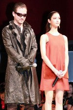 『グラスホッパー』試写会イベントに登壇した浅野忠信、菜々緒