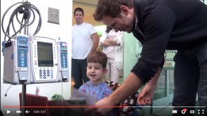 クリス・プラット、小児病院へ慰安訪問の様子