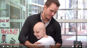 クリス・プラット、小児病院へ慰安訪問の様子