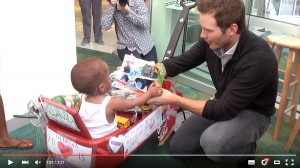 クリス・プラット、小児病院へ慰安訪問の様子