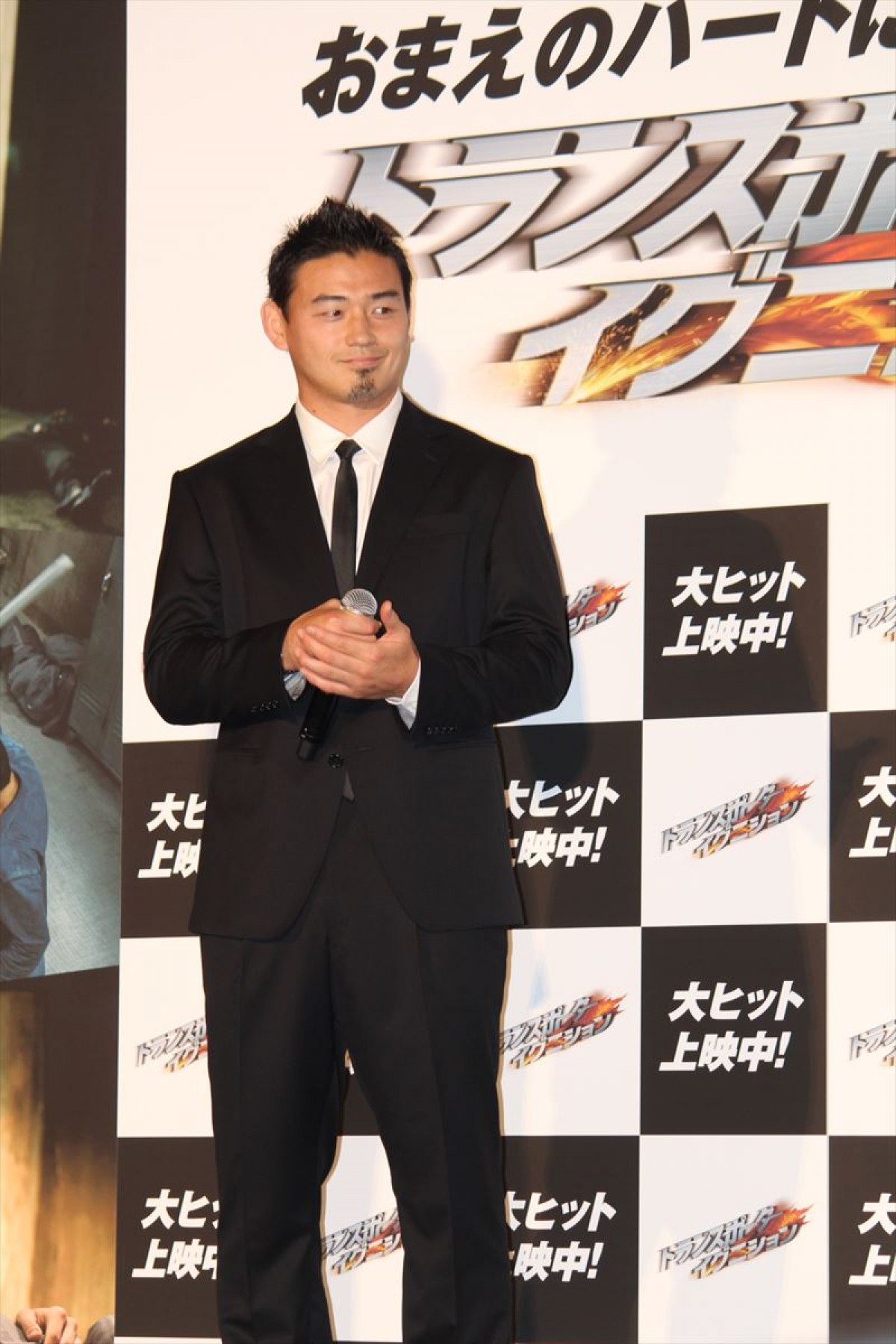 ラグビー五郎丸、「試合より緊張します」映画イベント初登場でSHOKICHIと対面