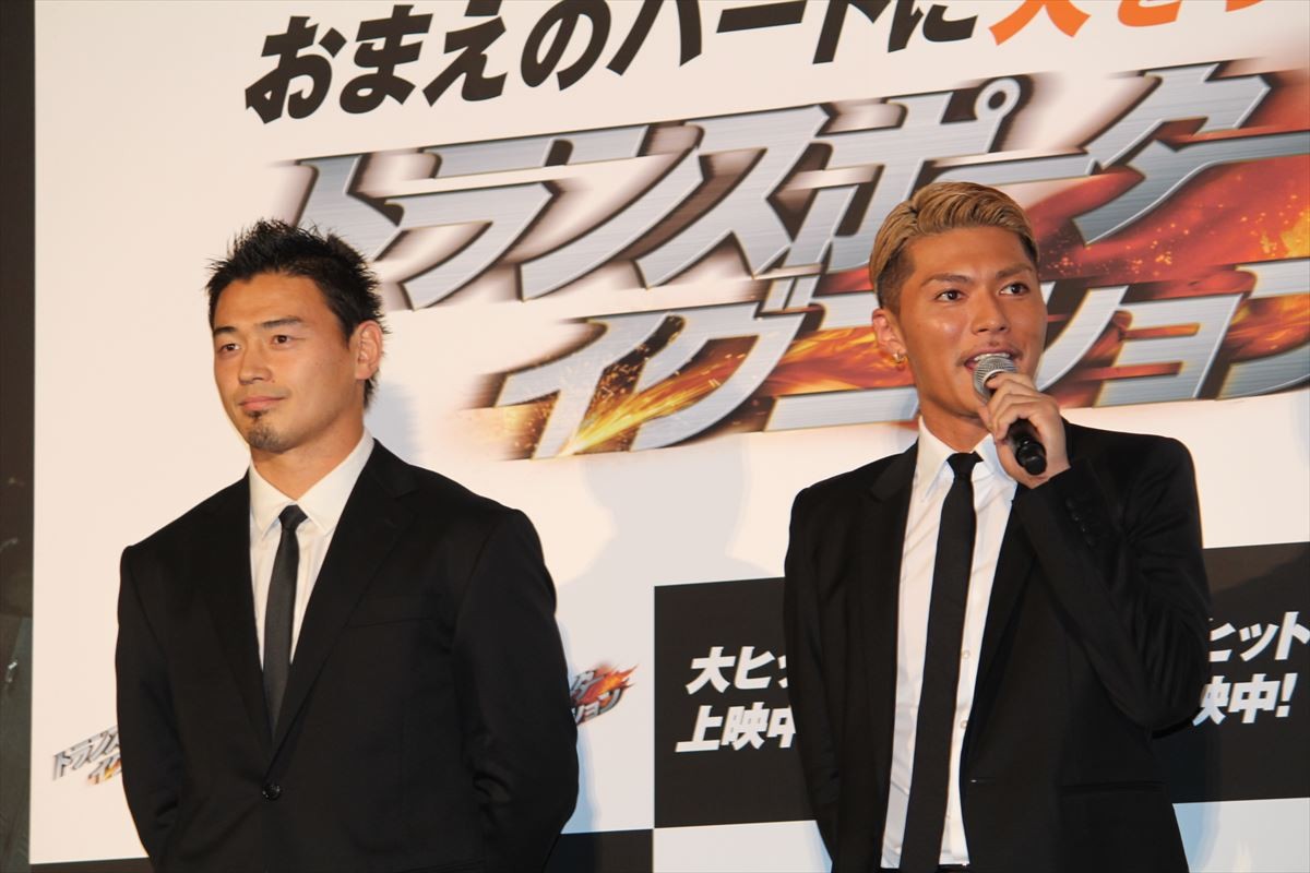 ラグビー五郎丸、「試合より緊張します」映画イベント初登場でSHOKICHIと対面