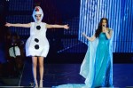 テイラー・スウィフト、『アナ雪』オラフ仮装でイディナ・メンゼルと共演