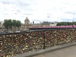 「愛の南京錠」がいっぱいの“恋人たちの聖地”が映る『パリ3区の遺産相続人』