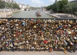 「愛の南京錠」がいっぱいの“恋人たちの聖地”が映る『パリ3区の遺産相続人』