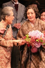 青木玲子と仲間由紀恵、『放浪記』千秋楽カーテンコールにて