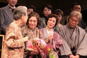 青木玲子と仲間由紀恵、『放浪記』千秋楽カーテンコールにて