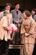 青木玲子と仲間由紀恵、『放浪記』千秋楽カーテンコールにて