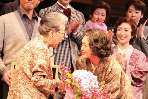 青木玲子と仲間由紀恵、『放浪記』千秋楽カーテンコールにて
