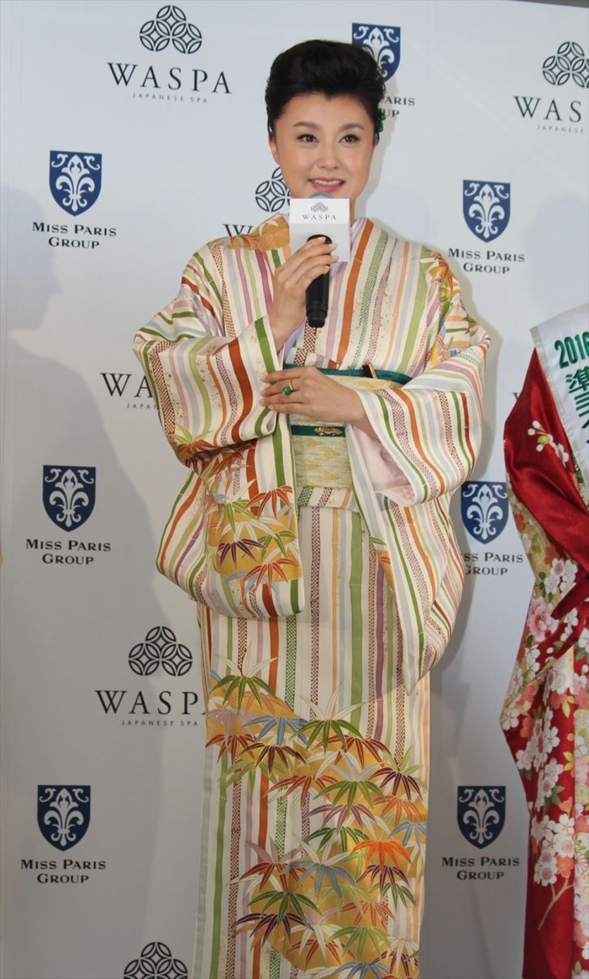 藤原紀香、片岡愛之助との結婚について無言も、背中に幸せオーラ？