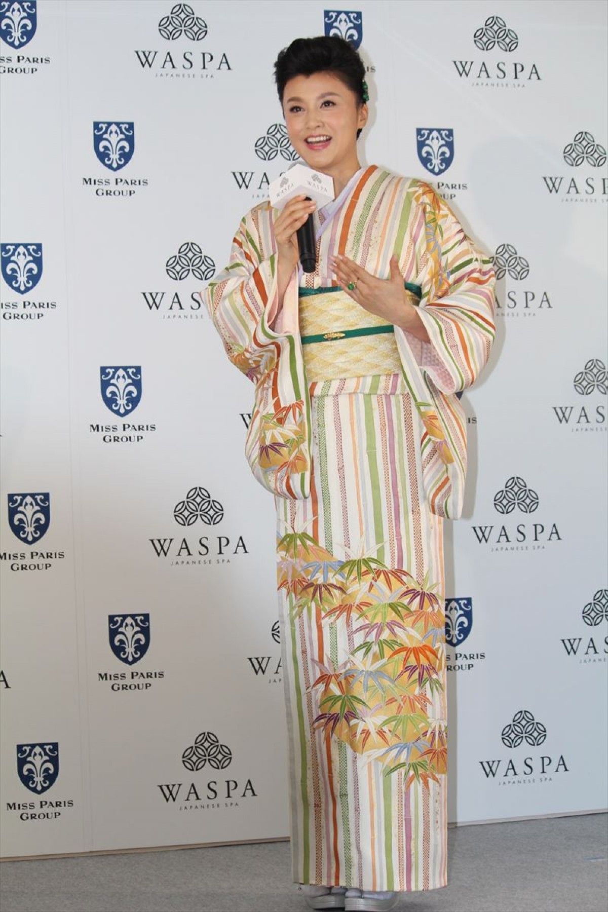 藤原紀香、片岡愛之助との結婚について無言も、背中に幸せオーラ？