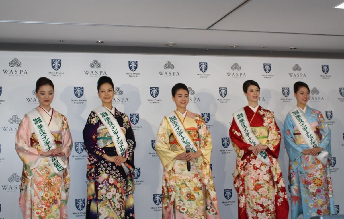 藤原紀香、片岡愛之助との結婚について無言も、背中に幸せオーラ？