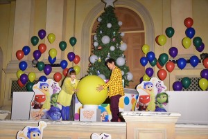  篠原信一・藤田ニコル、『インサイド・ヘッド』ツリー点灯式にて