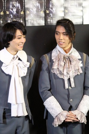 『TRUMP』囲み取材の様子