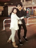 氣志團・綾小路翔、小泉今日子と“肩組み2ショット”「信じられますか」　