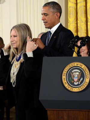 歌手バーブラ・ストライサンドが大統領自由勲章を受章