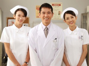 『新・牡丹と薔薇』三上看護婦役の大河内奈々子、稲垣士朗役の西村和彦、野島看護婦役の小沢真珠（左から）