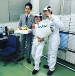 バカリズム、小泉孝太郎＆高橋光臣と3ショット　『下町ロケット』撮影現場で誕生祝い
