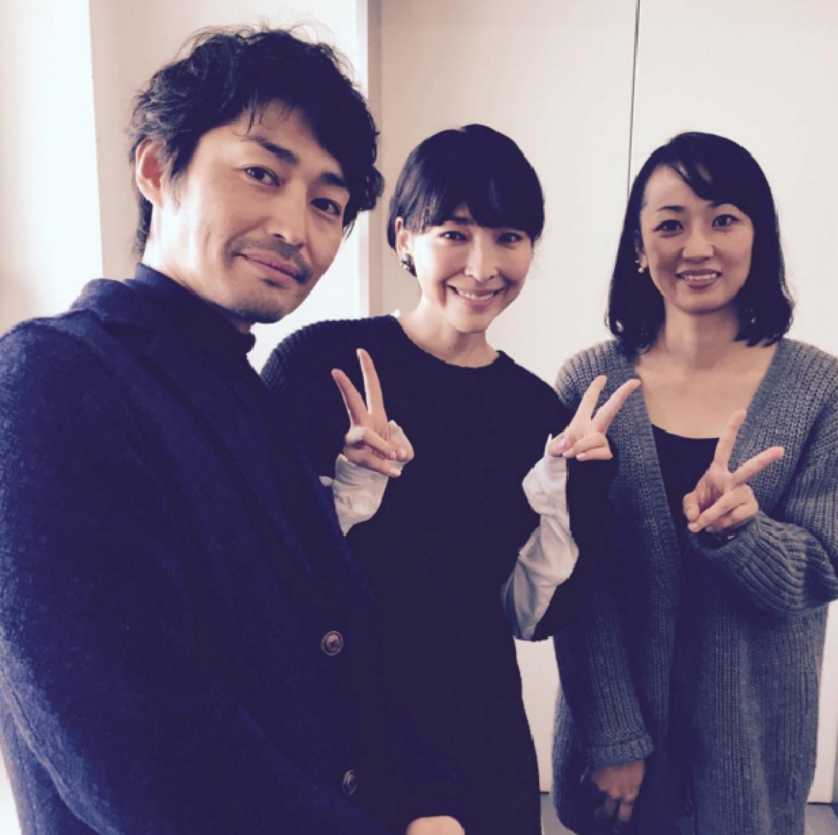 安田顕が公開した麻生久美子&横浜聡子監督との3ショット