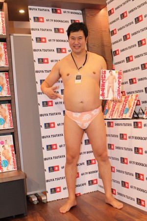 「安心してください、はいてますよ。」出版記念イベントに出席したとにかく明るい安村