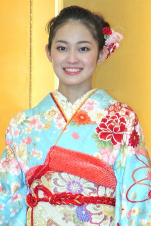 吉本実憂、オスカープロモーション晴れ着撮影会にて