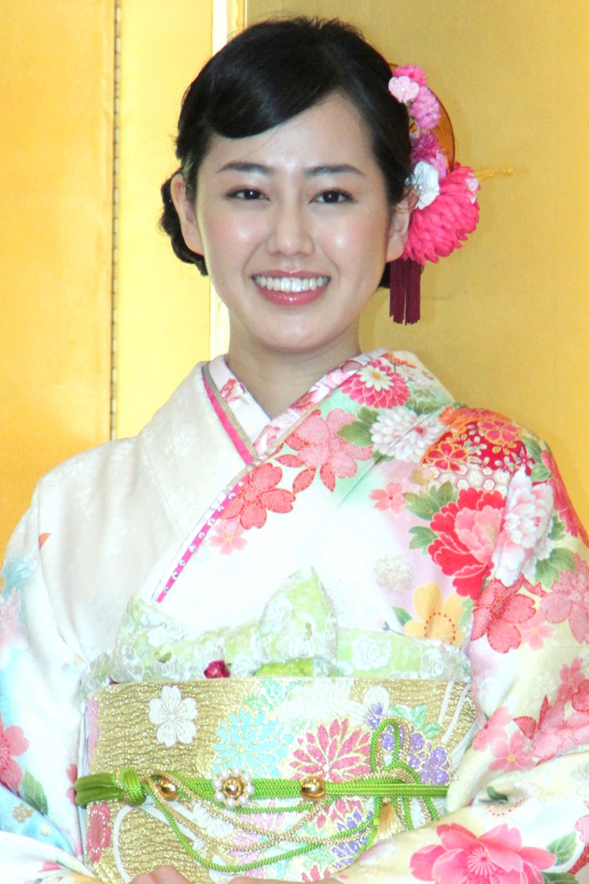 武井咲「いい年を迎えられそう」2016年に期待　剛力彩芽、忽那汐里らと晴れ着披露