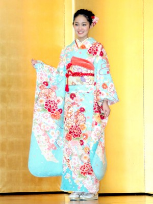 吉本実憂、オスカープロモーション晴れ着撮影会にて