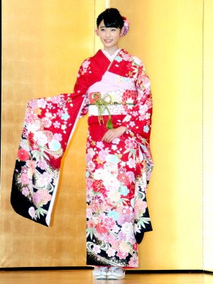 高橋ひかる、オスカープロモーション晴れ着撮影会にて