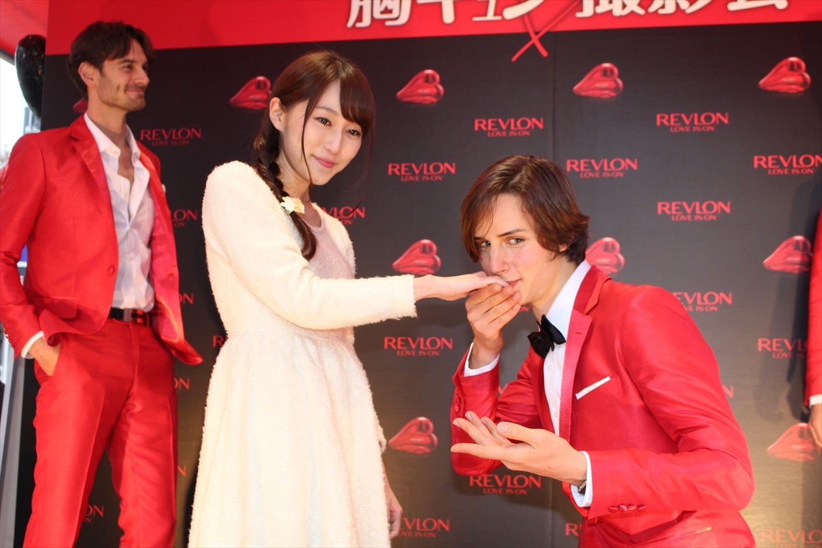 “ハンコ大好き仏モデル”ロマくん、王子様キスで魅了　好みの女性は「痩せてて親切」